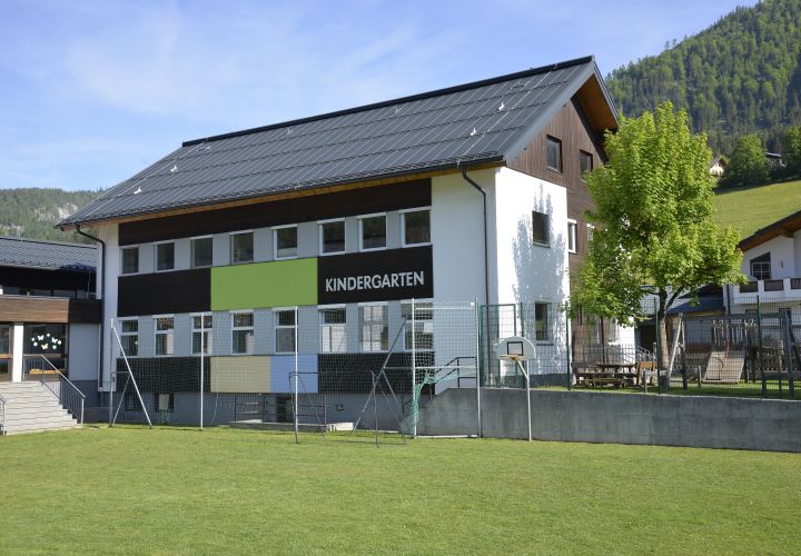 Kindergarten Voglau mit Sportplatz